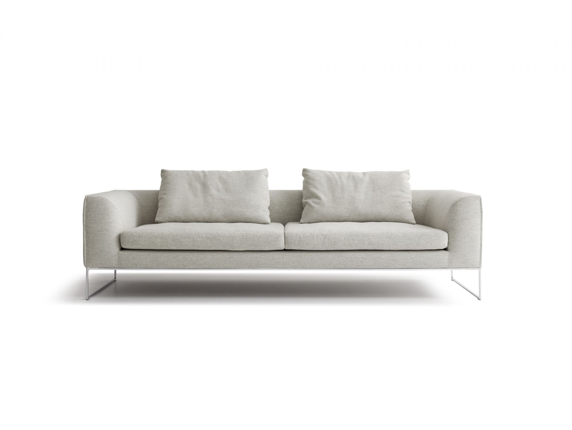 Mell Lounge Sofa in Hellgrau: Modernes Sofa mit Stoffbezug und zwei Kissen.